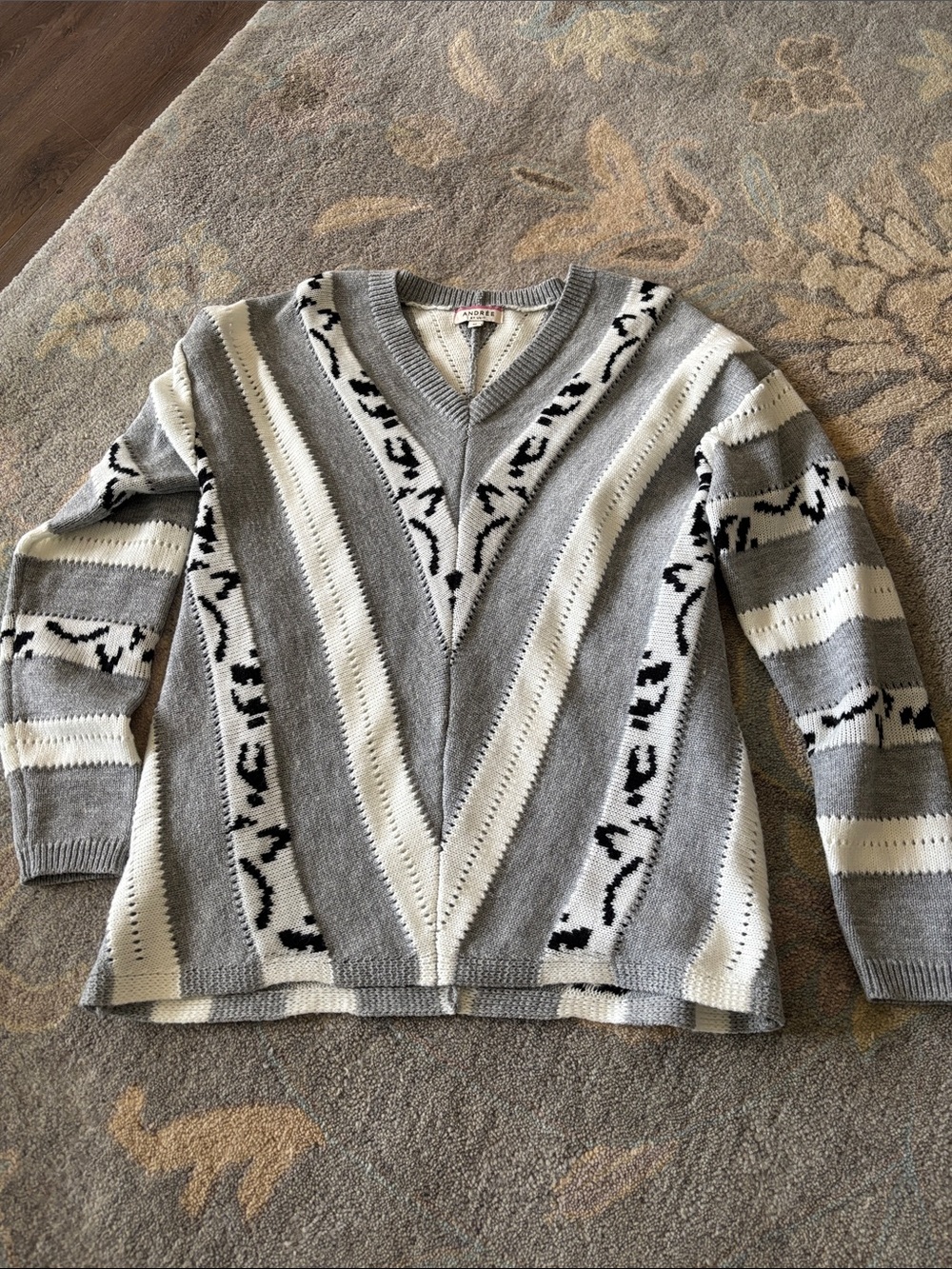 ANDREE BY UNIT Gray, Cream & Black V-Neck Patterned Sweater